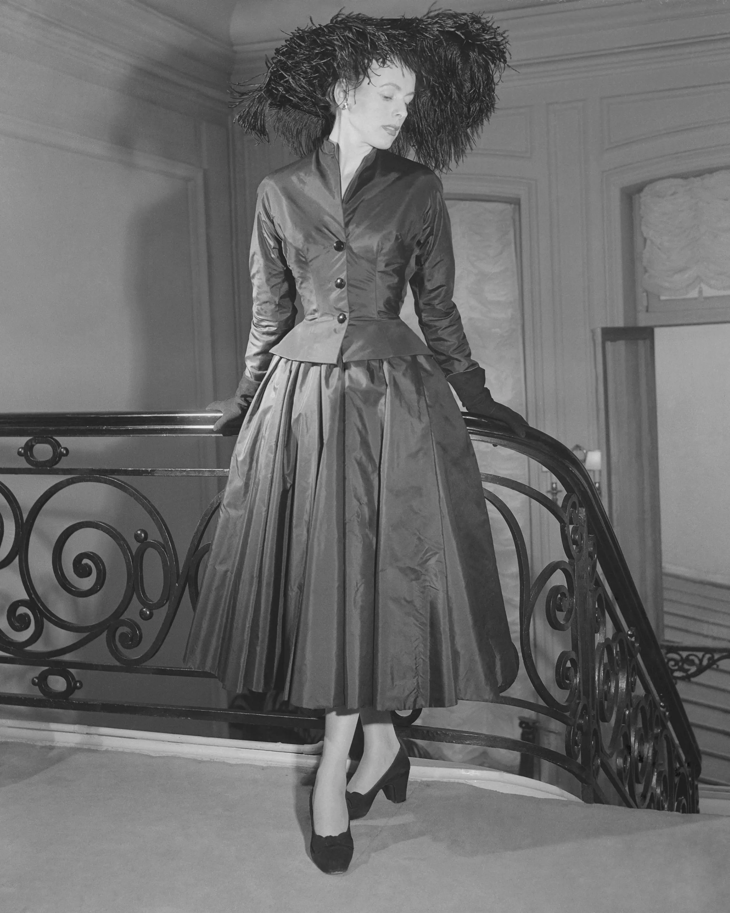 1950s Navy Silk Couture Bar Jacket with Button Pocket - Image 18