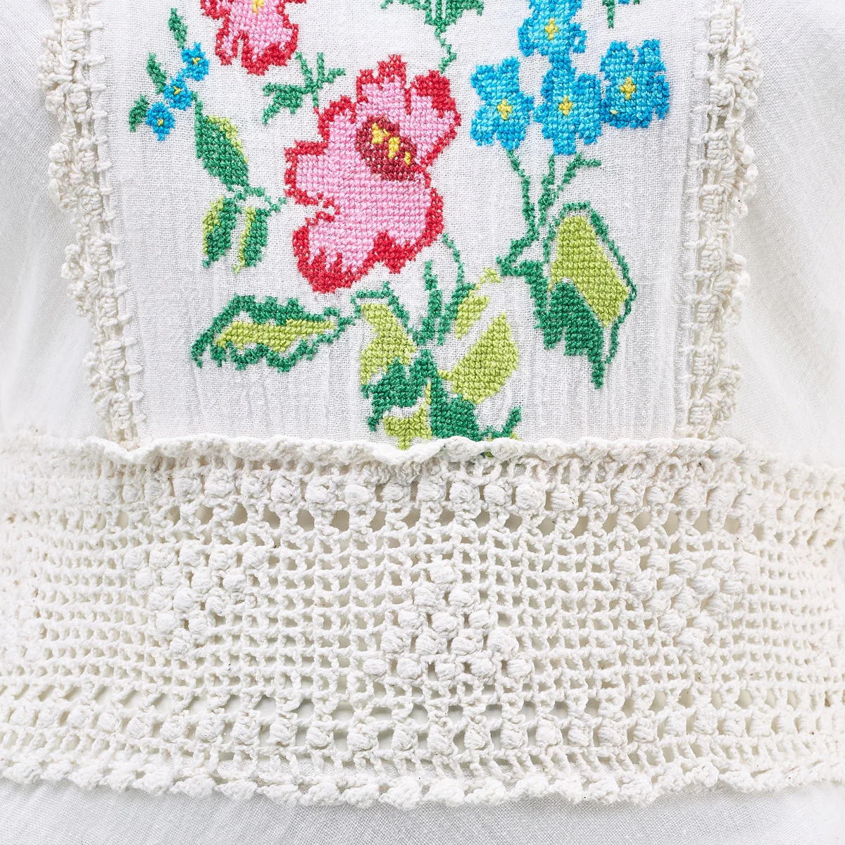 1970s White Cheesecloth and Crochet Dress with Cross Stitch Applique - Image 12