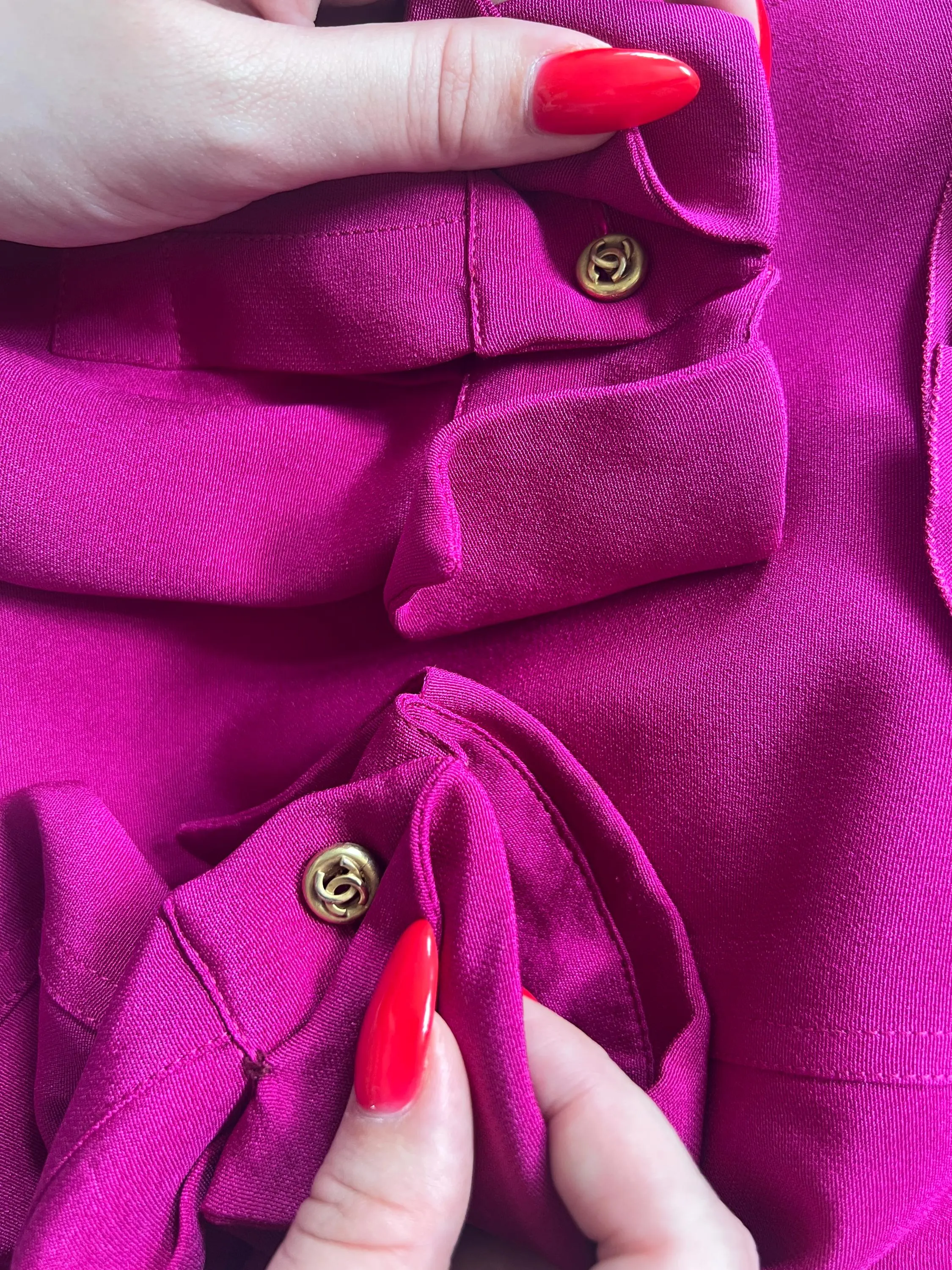 1980s Chanel Fuchsia Heavy Silk Blouse with Ruffle Collar - Image 12