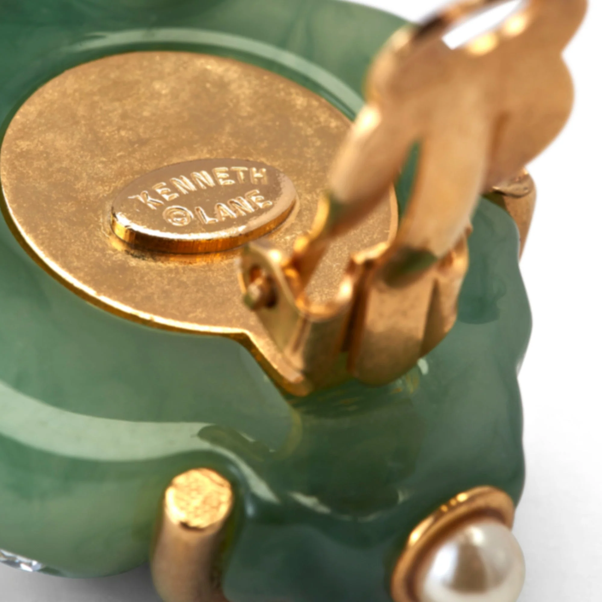 1990s Kenneth Jay Lane Green and Gold Shell Clip-On Earrings - Image 4